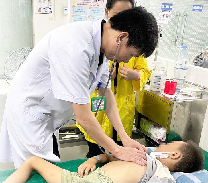 Giành lại sự sống cho bé 8 tuổi ngừng tim, ngừng thở do đuối nước- Ảnh 1.