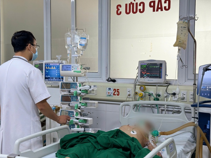 Bệnh nhân 70 tuổi bị liệt toàn thân do tự ý tiêm thuốc giảm đau cột sống cổ- Ảnh 2.