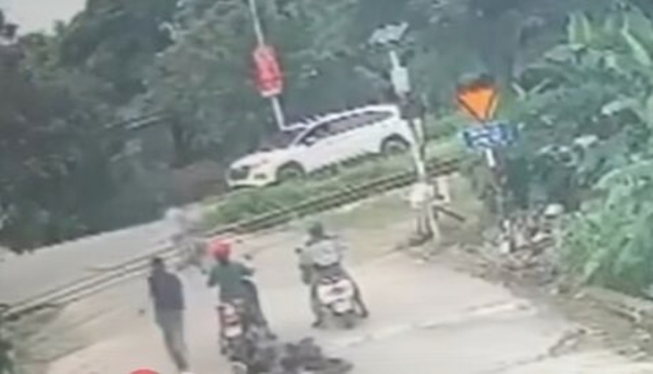 Clip: Nam thanh niên cứu cháu bé thoát chết trong tích tắc khi tàu hỏa lao đến- Ảnh 1.