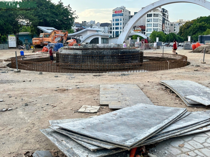 Hà Nội: Người dân 'vô tư' tập thể dục giữa công viên ngổn ngang gạch đá, bụi bay mù mịt- Ảnh 1. Hà Nội: Người dân 'vô tư' tập thể dục giữa công viên ngổn ngang gạch đá, bụi bay mù mịt- Ảnh 1.