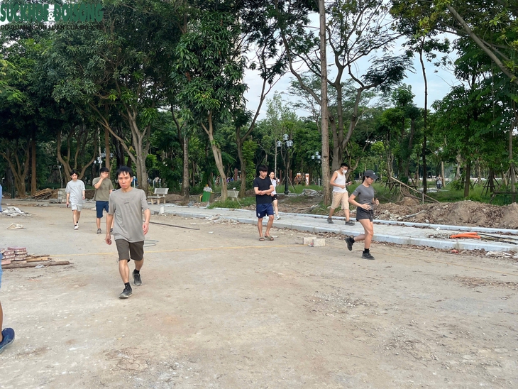 Hà Nội: Người dân 'vô tư' tập thể dục giữa công viên ngổn ngang gạch đá, bụi bay mù mịt- Ảnh 2. Hà Nội: Người dân 'vô tư' tập thể dục giữa công viên ngổn ngang gạch đá, bụi bay mù mịt- Ảnh 2.