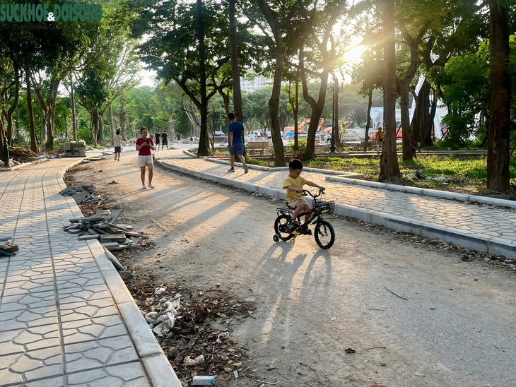 Hà Nội: Người dân 'vô tư' tập thể dục giữa công viên ngổn ngang gạch đá, bụi bay mù mịt- Ảnh 5. Hà Nội: Người dân 'vô tư' tập thể dục giữa công viên ngổn ngang gạch đá, bụi bay mù mịt- Ảnh 5.