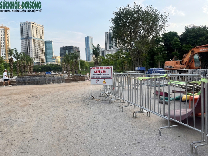 Hà Nội: Người dân 'vô tư' tập thể dục giữa công viên ngổn ngang gạch đá, bụi bay mù mịt- Ảnh 9. Hà Nội: Người dân 'vô tư' tập thể dục giữa công viên ngổn ngang gạch đá, bụi bay mù mịt- Ảnh 9.