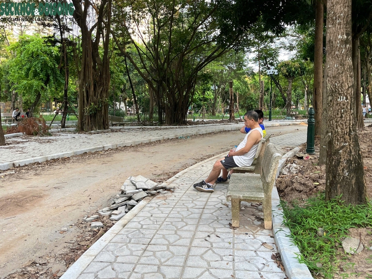 Hà Nội: Người dân 'vô tư' tập thể dục giữa công viên ngổn ngang gạch đá, bụi bay mù mịt- Ảnh 10. Hà Nội: Người dân 'vô tư' tập thể dục giữa công viên ngổn ngang gạch đá, bụi bay mù mịt- Ảnh 10.