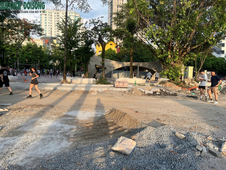 Hà Nội: Người dân 'vô tư' tập thể dục giữa công viên ngổn ngang gạch đá, bụi bay mù mịt- Ảnh 11. Hà Nội: Người dân 'vô tư' tập thể dục giữa công viên ngổn ngang gạch đá, bụi bay mù mịt- Ảnh 11.