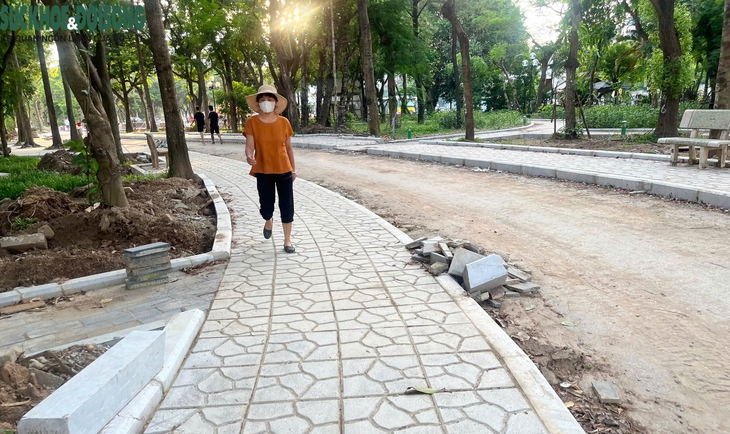 Hà Nội: Người dân 'vô tư' tập thể dục giữa công viên ngổn ngang gạch đá, bụi bay mù mịt- Ảnh 12. Hà Nội: Người dân 'vô tư' tập thể dục giữa công viên ngổn ngang gạch đá, bụi bay mù mịt- Ảnh 12.