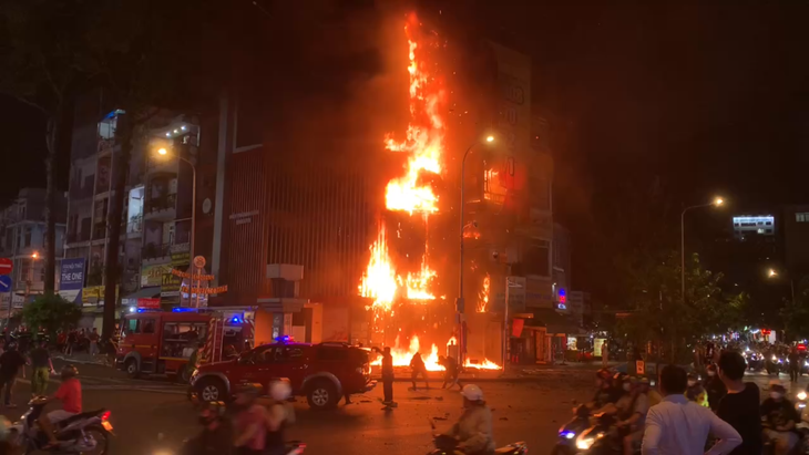 TP Hồ Chí Minh: Biển quảng cáo cháy lan sang nhà cao tầng, thiêu rụi nhiều tài sản- Ảnh 3. TP Hồ Chí Minh: Biển quảng cáo cháy lan sang nhà cao tầng, thiêu rụi nhiều tài sản- Ảnh 3.
