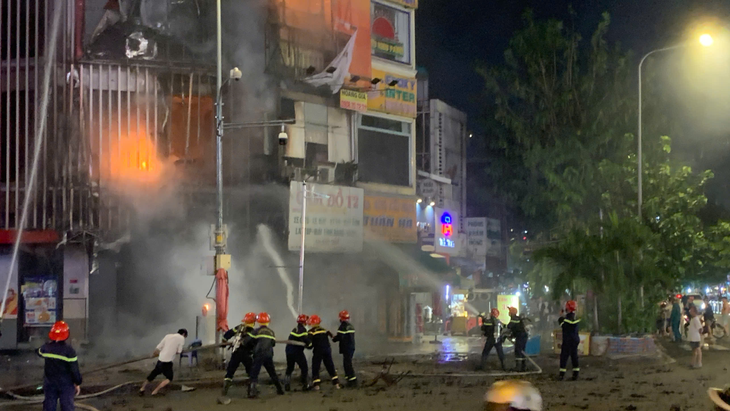 TP Hồ Chí Minh: Biển quảng cáo cháy lan sang nhà cao tầng, thiêu rụi nhiều tài sản- Ảnh 10. TP Hồ Chí Minh: Biển quảng cáo cháy lan sang nhà cao tầng, thiêu rụi nhiều tài sản- Ảnh 10.