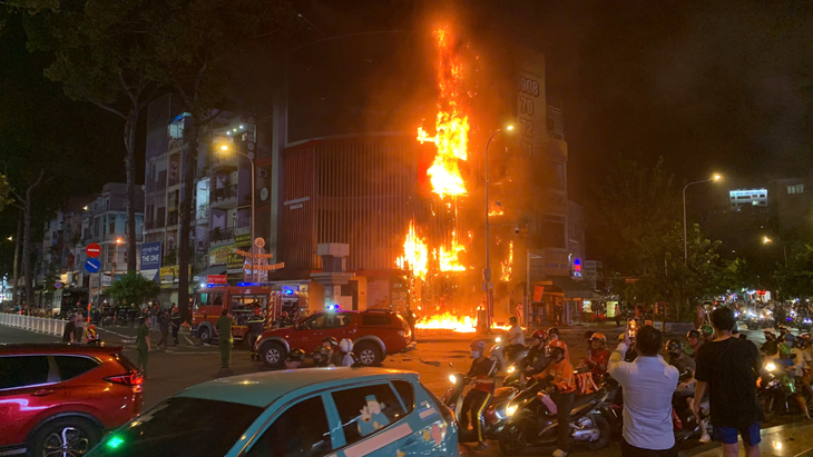 TP Hồ Chí Minh: Biển quảng cáo cháy lan sang nhà cao tầng, thiêu rụi nhiều tài sản- Ảnh 4. TP Hồ Chí Minh: Biển quảng cáo cháy lan sang nhà cao tầng, thiêu rụi nhiều tài sản- Ảnh 4.