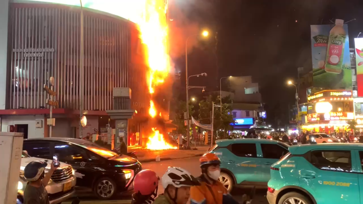 TP Hồ Chí Minh: Biển quảng cáo cháy lan sang nhà cao tầng, thiêu rụi nhiều tài sản- Ảnh 6. TP Hồ Chí Minh: Biển quảng cáo cháy lan sang nhà cao tầng, thiêu rụi nhiều tài sản- Ảnh 6.