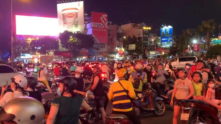 TP Hồ Chí Minh: Biển quảng cáo cháy lan sang nhà cao tầng, thiêu rụi nhiều tài sản- Ảnh 7. TP Hồ Chí Minh: Biển quảng cáo cháy lan sang nhà cao tầng, thiêu rụi nhiều tài sản- Ảnh 7.