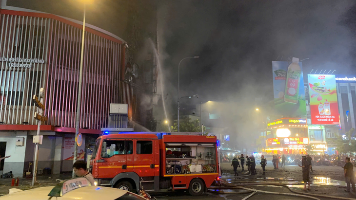 TP Hồ Chí Minh: Biển quảng cáo cháy lan sang nhà cao tầng, thiêu rụi nhiều tài sản- Ảnh 8. TP Hồ Chí Minh: Biển quảng cáo cháy lan sang nhà cao tầng, thiêu rụi nhiều tài sản- Ảnh 8.