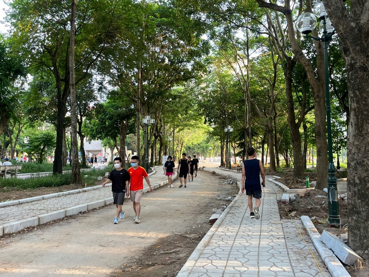 Hà Nội: Người dân 'vô tư' tập thể dục giữa công viên ngổn ngang gạch đá, bụi bay mù mịt- Ảnh 4. Hà Nội: Người dân 'vô tư' tập thể dục giữa công viên ngổn ngang gạch đá, bụi bay mù mịt- Ảnh 4.