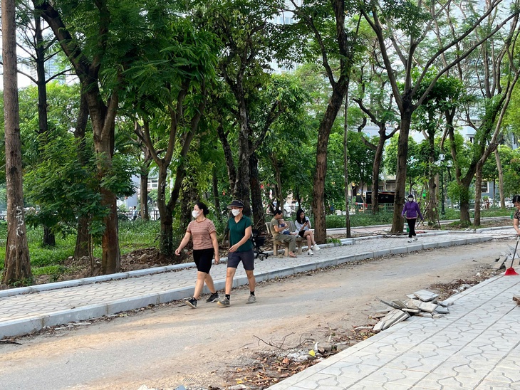 Hà Nội: Người dân 'vô tư' tập thể dục giữa công viên ngổn ngang gạch đá, bụi bay mù mịt- Ảnh 3. Hà Nội: Người dân 'vô tư' tập thể dục giữa công viên ngổn ngang gạch đá, bụi bay mù mịt- Ảnh 3.