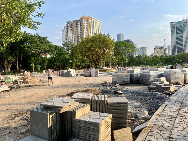 Hà Nội: Người dân 'vô tư' tập thể dục giữa công viên ngổn ngang gạch đá, bụi bay mù mịt- Ảnh 6. Hà Nội: Người dân 'vô tư' tập thể dục giữa công viên ngổn ngang gạch đá, bụi bay mù mịt- Ảnh 6.