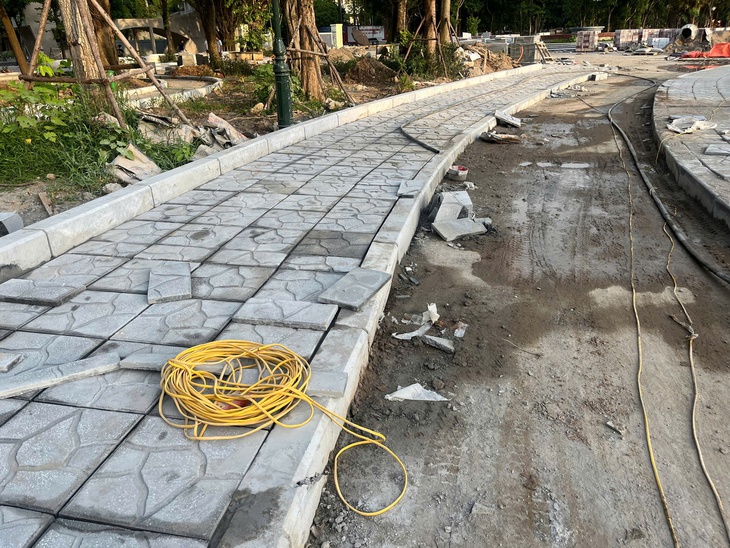 Hà Nội: Người dân 'vô tư' tập thể dục giữa công viên ngổn ngang gạch đá, bụi bay mù mịt- Ảnh 7. Hà Nội: Người dân 'vô tư' tập thể dục giữa công viên ngổn ngang gạch đá, bụi bay mù mịt- Ảnh 7.