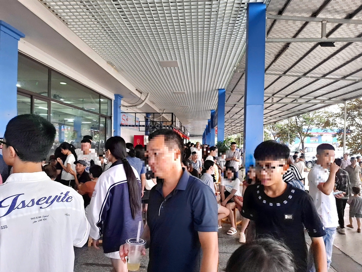 Nhiều người phải xếp hàng chờ đi vệ sinh ở Trạm dừng nghỉ cao tốc tây Ninh Bình- Ảnh 1. Nhiều người phải xếp hàng chờ đi vệ sinh ở Trạm dừng nghỉ cao tốc tây Ninh Bình- Ảnh 1.