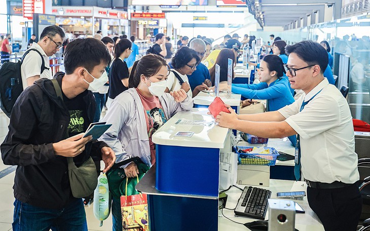 Hàng trăm chuyến bay bị hủy, tỷ lệ đúng giờ của ngành hàng không giảm mạnh