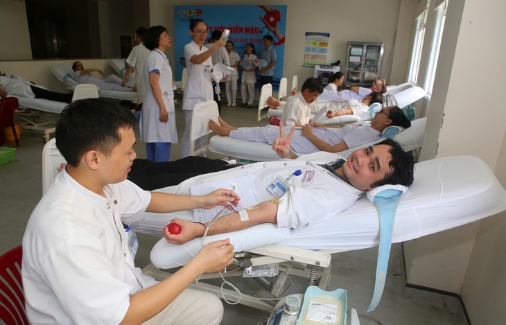 Nguồn máu điều trị thiếu hụt, hàng trăm thầy thuốc tình nguyện hiến máu- Ảnh 1.