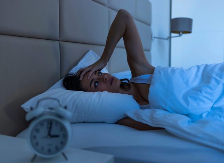 phụ nữ không thể ngủ, khái niệm về thói quen xấu làm mất nhiều giờ ngủ