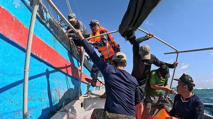 Cán bộ, chiến sĩ đảo Đá Lát cứu hộ nhiều ngư dân Đắk Lắk gặp nạn trên biển- Ảnh 2.
