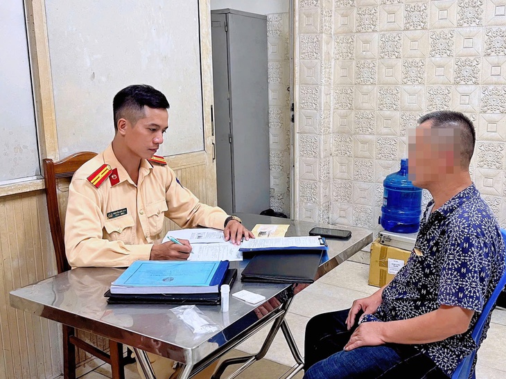 Phạt nặng tài xế điều khiển xe tải 'trèo' qua dải phân cách đường Lê Đức Thọ- Ảnh 2.