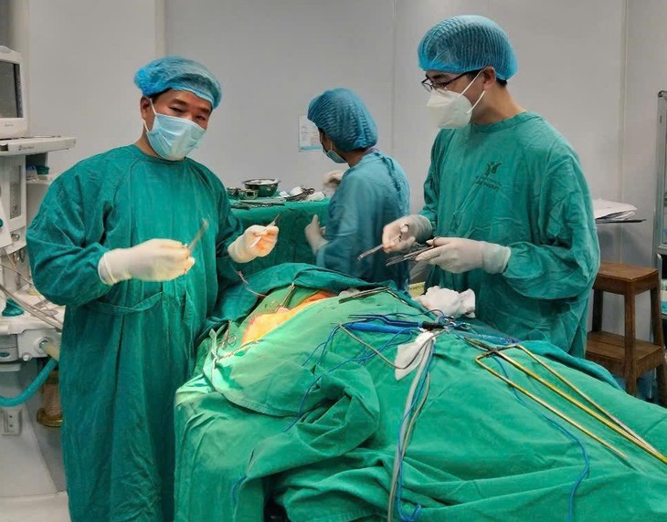 Cứu sống bệnh nhân bị xiên vịt nướng đâm xuyên cổ- Ảnh 1.