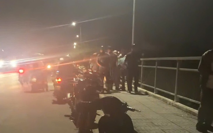 Nhảy xuống sông rồi tự bơi vào bờ, nam thanh niên mặc cho lực lượng cứu hộ vất vả tìm kiếm