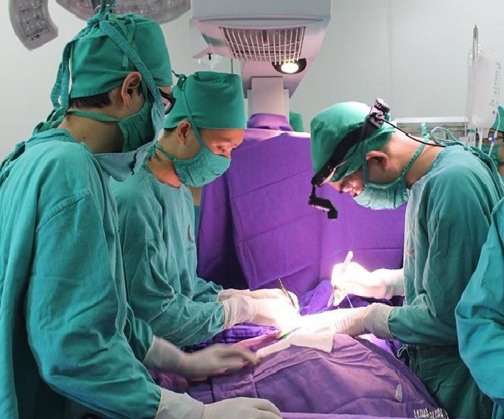 Bị bỏng điện nặng, bé gái dân tộc suýt bị tháo bỏ ngón tay- Ảnh 1. Bị bỏng điện nặng, bé gái dân tộc suýt bị tháo bỏ ngón tay- Ảnh 1.