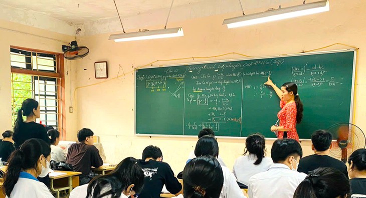 Giáo viên Hà Nội phấn khởi khi lần đầu nhận tiền thưởng theo Nghị định 73- Ảnh 1.