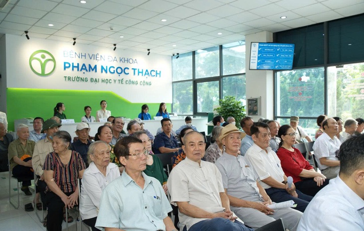 Gần 1.000 người có công được khám, tư vấn sức khỏe miễn phí- Ảnh 5.