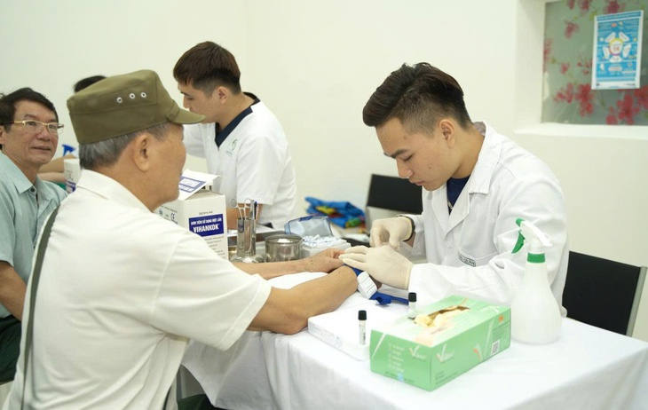 Gần 1.000 người có công được khám, tư vấn sức khỏe miễn phí- Ảnh 1.
