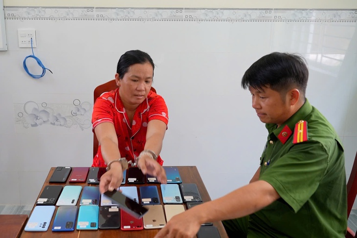 Bắt giữ 'nữ quái' trộm hàng loạt điện thoại ở Lâm Đồng- Ảnh 1.