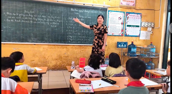 Giáo viên Hà Nội phấn khởi khi lần đầu nhận tiền thưởng theo Nghị định 73- Ảnh 2.