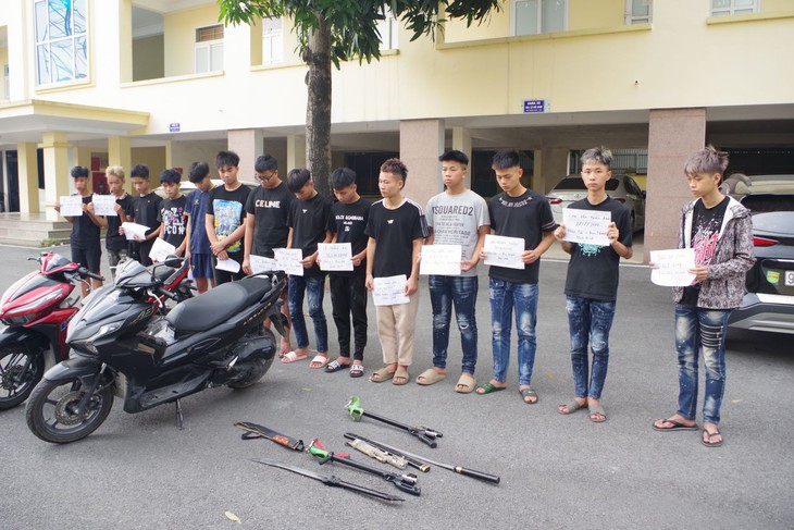 Tạm giữ 11 thanh, thiếu niên mang hung khí đuổi nhau trên đường- Ảnh 1.
