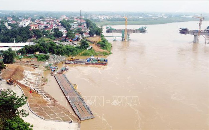 Vận hành lại phà quân sự ở khu vực cầu Phong Châu từ sáng 13/7