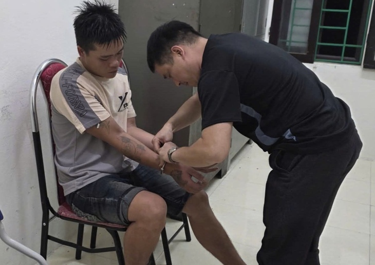 Nam thanh niên mang ớt ngâm dấm đi cướp hơn 50 triệu đồng- Ảnh 1.