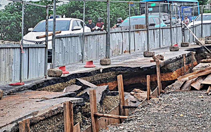 Xuất hiện sụt lún tại điểm dựng lô cốt Đại lộ Thăng Long