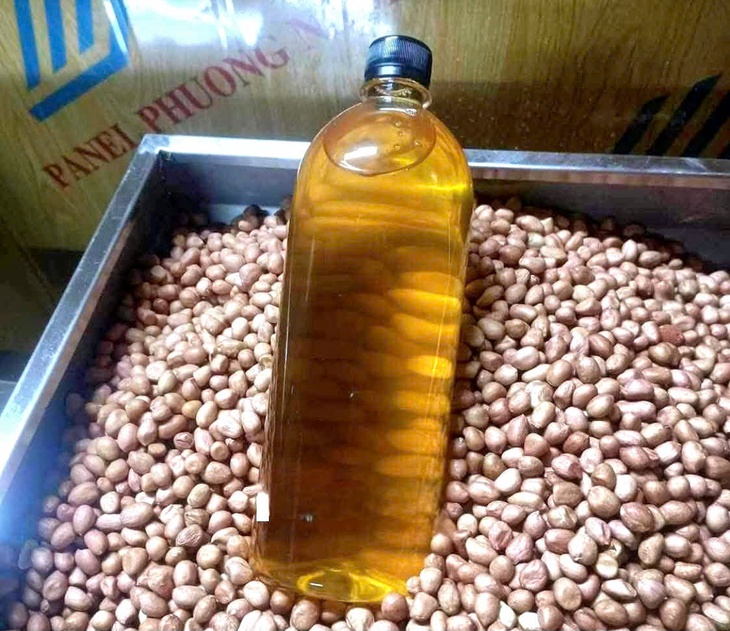 Sợ dầu ăn giả, dầu lạc 'nhà tự làm' lên ngôi- Ảnh 1.