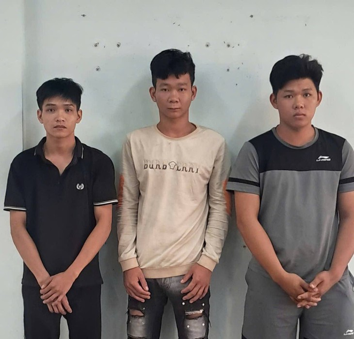 Phát hiện, bắt giữ 3 thanh niên mua ma túy giấu trong ốp lưng điện thoại - Ảnh 1.