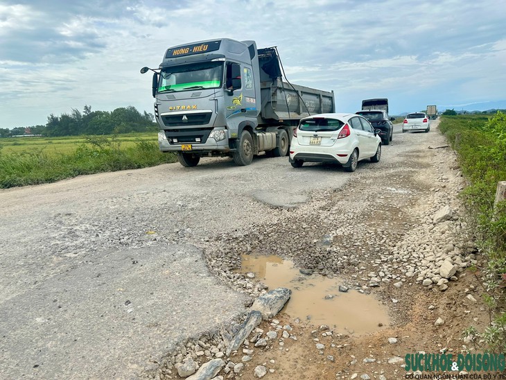 Đường giáp ranh Nghệ An - Hà Tĩnh xuống cấp, oằn mình gánh xe quá tải- Ảnh 1.