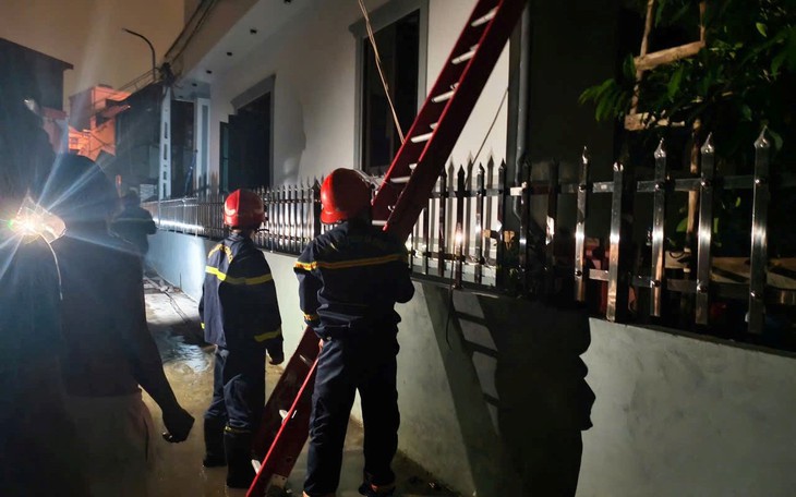 Cháy nhà trong đêm, 4 người mắc kẹt được công an cứu sống