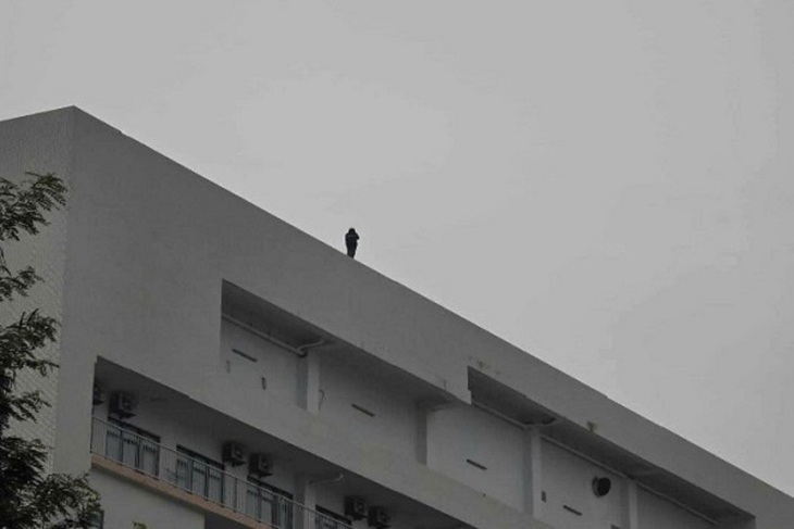 Gần 3 giờ 'nghẹt thở' giải cứu cháu gái có ý định tự tử tại Bệnh viện Bạch Mai- Ảnh 1.