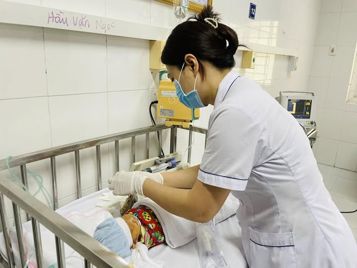 Trẻ sơ sinh 3 ngày tuổi nguy kịch vì đẻ rơi, 'chữa mẹo' bằng cách uống mật ong, cứa dao lam khắp cơ thể- Ảnh 1.
