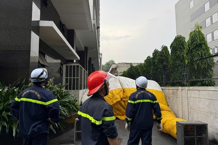 Gần 3 giờ 'nghẹt thở' giải cứu cháu gái có ý định tự tử tại Bệnh viện Bạch Mai- Ảnh 2.