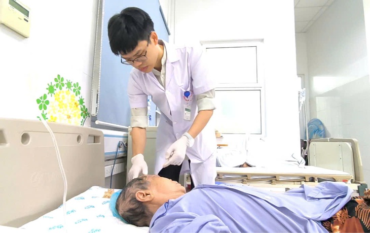 Hoại tử đầu do biến chứng nguy hiểm của zona- Ảnh 2.