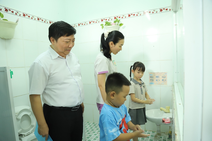 Viện trưởng Viện Pasteur TPHCM: 'Không thể xem nhẹ sốt xuất huyết'- Ảnh 4.