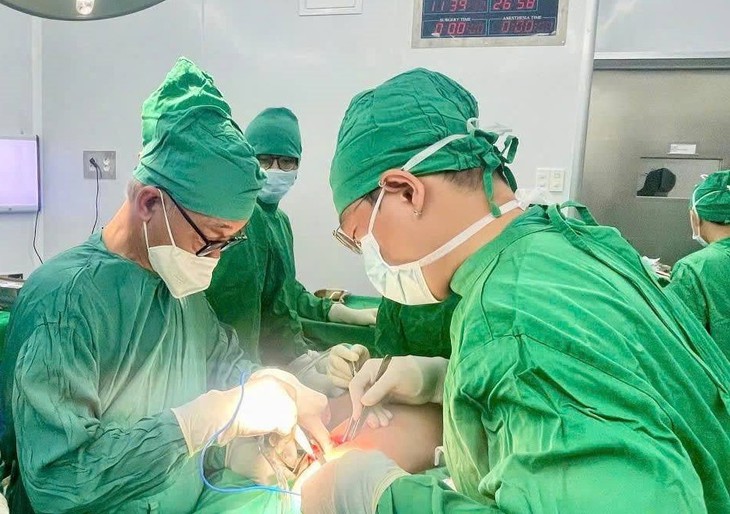 Người dân Khánh Hòa được thay khớp háng toàn phần ngay gần nhà- Ảnh 1.