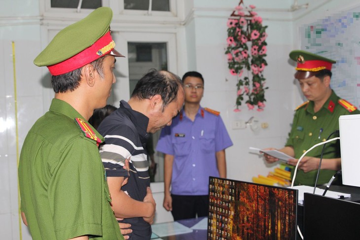 Tạm giữ hình sự lái xe ô tô gây tai nạn lao xuống sông ở Nghệ An- Ảnh 1. Tạm giữ hình sự lái xe ô tô gây tai nạn lao xuống sông ở Nghệ An- Ảnh 1.