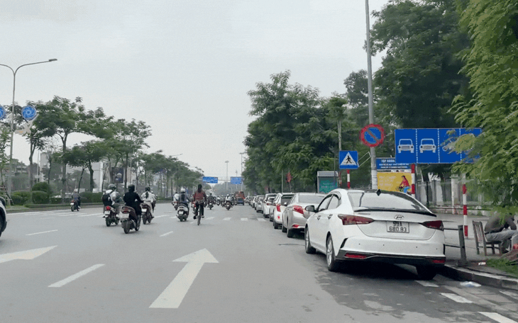 27 ô tô "nằm im" sau biển cấm đỗ, đường Giải Phóng bị chiếm trọn 1 làn xe